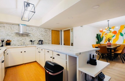 Houston House | Caribbean Style Joyful Boho Villa Sw Pool 5bdr 22Gsts Pool Tb TV Chan Hobby Area