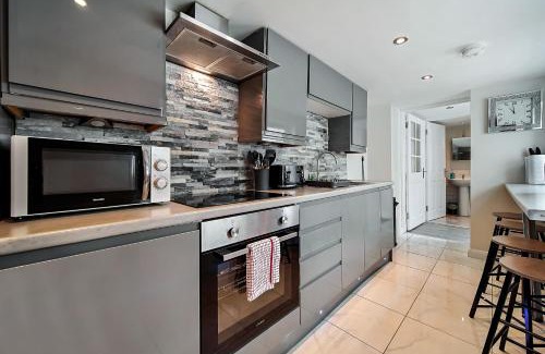 Londonderry Villa | Carlisle Lodge 'Sleeping 6 guests'