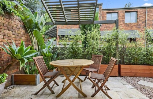 Carlton House | Carlton Dream: Leafy 2-bed bathroom Lygon St terraced house