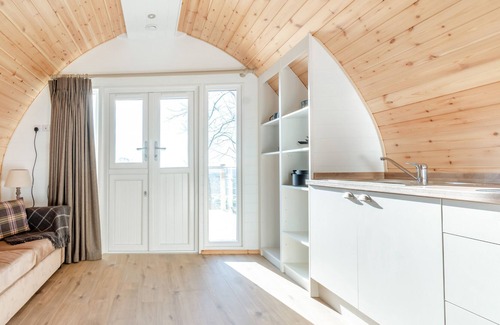 Mappleton Cottage | CARLTON MANOR POD 7, family friendly, with a garden in Aldbrough