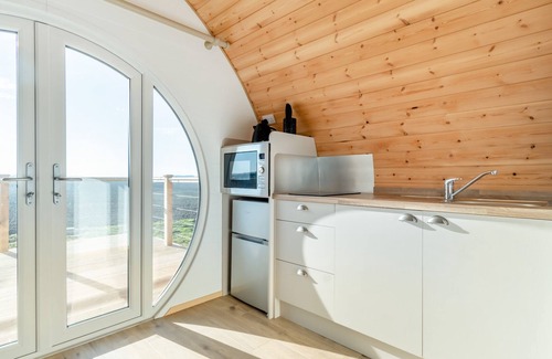 Mappleton Cottage | CARLTON MANOR POD 8, pet friendly, with a garden in Aldbrough