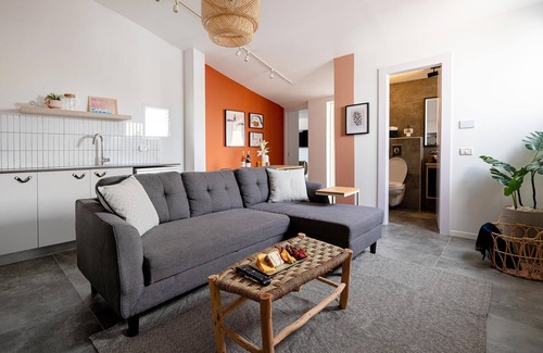 Tel Aviv City Center Hotel | Carmel Beach House by Berry Stays