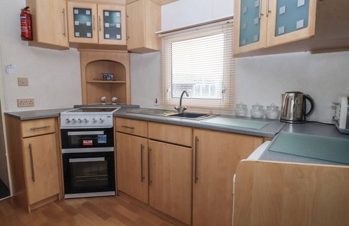 Chard Cottage | CARNABY, family friendly, with a garden in South Chard