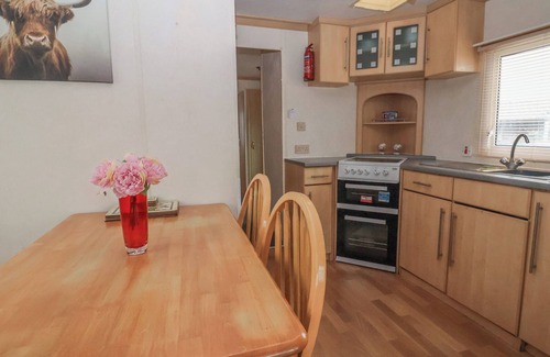 Chard Cottage | CARNABY, family friendly, with a garden in South Chard