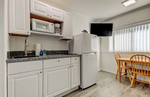Seminole Hotel | CAROUSEL SUITES - NEWLY RENOVATED STUDIO #6 JUST STEPS AWAY FROM THE BEACH