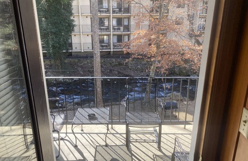 Gatlinburg Cottage | Carr's Cottages Suites 15 & 16