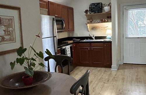 Olde Town Cottage | Carriage house on the Bluff