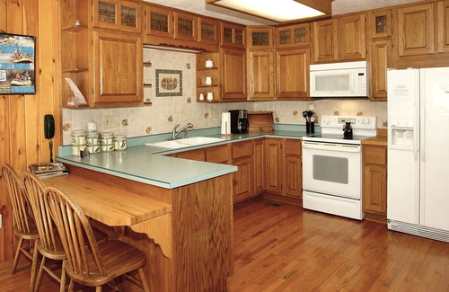 Cosby Cabin | Carrie's - 4 Bedrooms, 2.5 Baths, Sleeps 12 Cabin by RedAwning