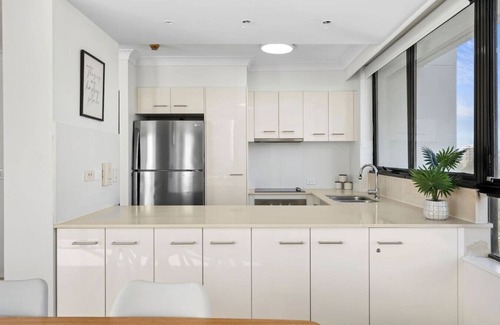 Main Beach Apartment | Carrington Family Beach Getaway - Ocean View, WiFi