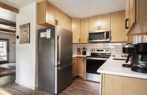 Taos Ski Valley Cabin | Carson Cabin: Modern + King Beds + Winter Retreat