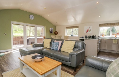Allithwaite Cottage | CARTMEL LODGE, pet friendly, with hot tub in Allithwaite