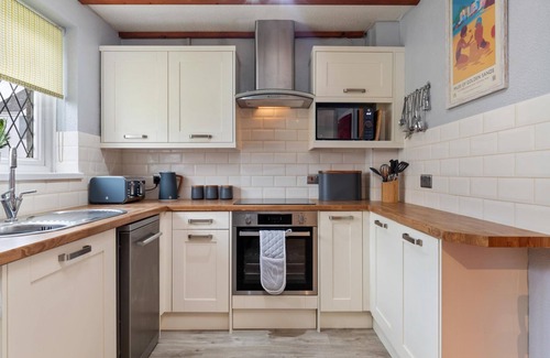 St. Florence House | Cartwright s Cottage - Indoor Pool Sports Courts Play Park