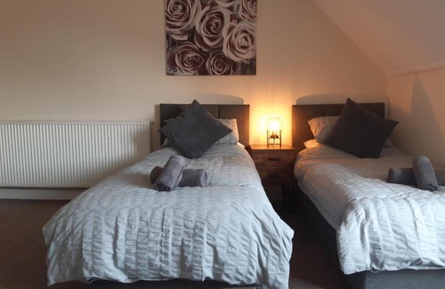 Glenrothes Apartment | Carvetii - Laurel House - 2 bed House sleeps up to 8