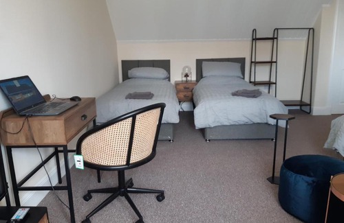Glenrothes Apartment | Carvetii - Laurel House - 2 bed House sleeps up to 8