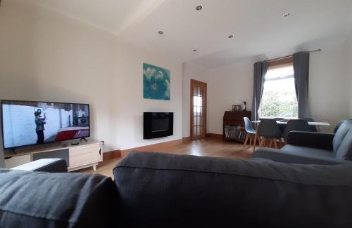 Rosyth Apartment | Carvetii - Xavier House - 2-storey sleeps up to 7