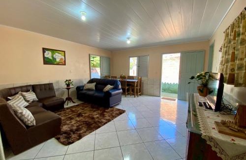 Vila Nova House | Casa acolhedora ideal para famílias, com Wi-Fi rápido, cozinha exclusiva e equipada, varanda com churrasqueira - A apenas 1 km da praia do bairro e 5 km da charmosa Praia da Vila