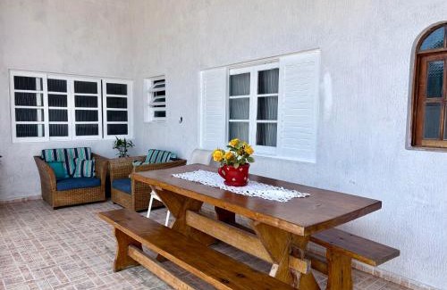 Indaia House | CASA ACONCHEGANTE e PERTINHO DA PRAIA