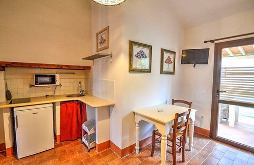 Marina di Castagneto Carducci House | Casa Aneto A: A welcoming apartment surrounded by the greenery, with Free WI-FI.