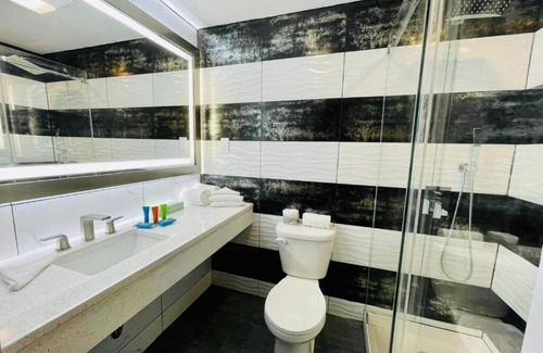Queens Hotel | Casa Azul Hotel Blu JFK