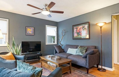 Concordia House | Casa Azul Near Alberta Arts - Dog Friendly!