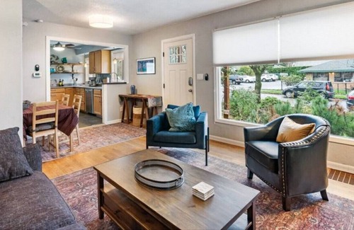 Concordia House | Casa Azul Near Alberta Arts - Dog Friendly!