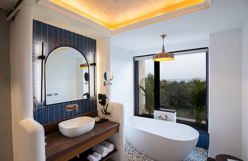 Shavri Colony Hotel | Casa Blanca LakeCity