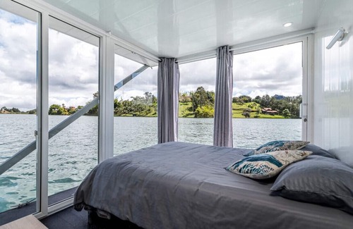 El Penol Boat Rental | Casa Bote Guatapé · Amazing Houseboat in Guatapé-Private Jacuzzi & BBQ