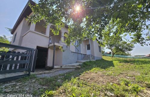 Visinesti House | Casa bunicilor- liniștea prispei, răcoarea beciului și aerul poianei