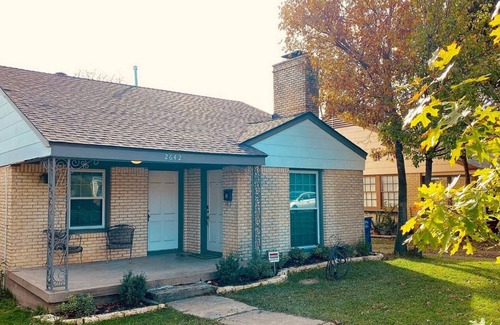 Oak Cliff House | Casa Burlington: Flexible & WFH Ready. Longer Stays Welcome!