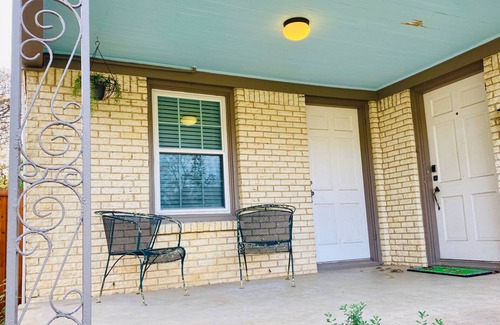 Oak Cliff House | Casa Burlington: Flexible & WFH Ready. Longer Stays Welcome!