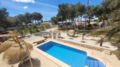 Urbanitzacio la Fustera Apartment | Casa Caledonia - Appartement dans villa avec jardin arboré et piscine à 500 M de la mer