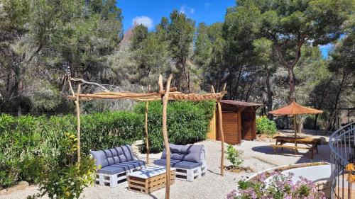 Urbanitzacio la Fustera Apartment | Casa Caledonia - Appartement dans villa avec jardin arboré et piscine à 500 M de la mer