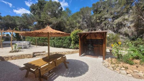 Urbanitzacio la Fustera Apartment | Casa Caledonia - Appartement dans villa avec jardin arboré et piscine à 500 M de la mer