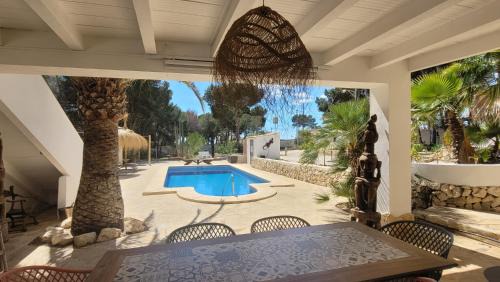 Urbanitzacio la Fustera Apartment | Casa Caledonia - Appartement dans villa avec jardin arboré et piscine à 500 M de la mer