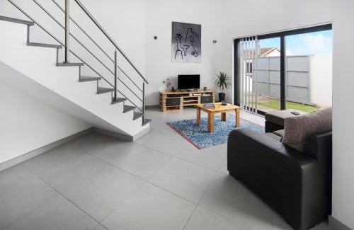 Porto Judeu House | Casa Caminho da Esperança