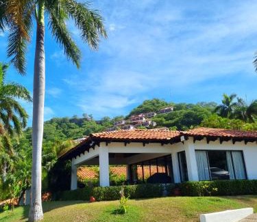 Playa Hermosa Villa | Casa de Encanto Tropical Villa