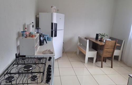 Parque Pampulha House | Casa de hospedagem com um de casal com smart tv e ventilador