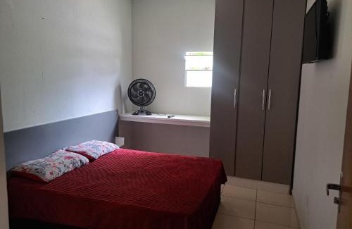 Parque Pampulha House | Casa de hospedagem com um de casal com smart tv e ventilador