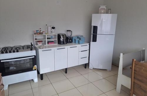 Parque Pampulha House | Casa de hospedagem com um de casal com smart tv e ventilador