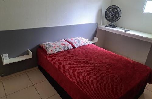 Parque Pampulha House | Casa de hospedagem com um de casal com smart tv e ventilador