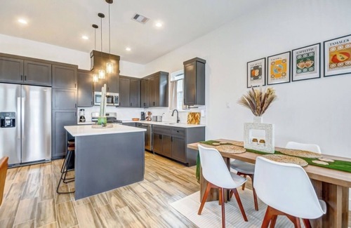 Houston House | Casa de Nopales! Modern Mexican House with King Size Bed—10 mins from downtown!