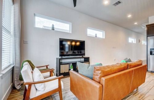 Houston House | Casa de Nopales! Modern Mexican House with King Size Bed—10 mins from downtown!
