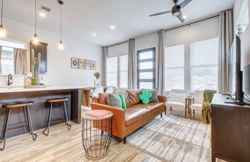 Houston House | Casa de Nopales! Modern Mexican House with King Size Bed—10 mins from downtown!