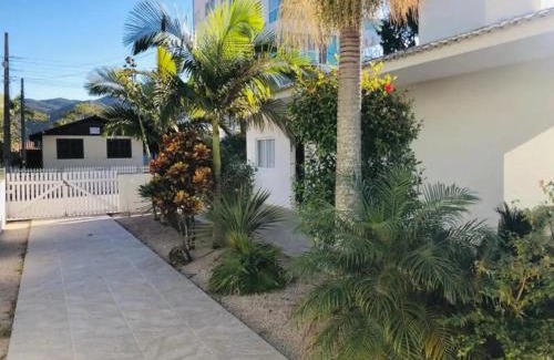 Governador Celso Ramos House | Casa de três dormitórios com piscina, 30 mt da praia