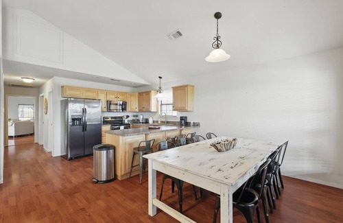 Thurber House | Casa del Lago PK- near lake and perfect for entertaining!