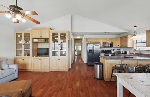 Thurber House | Casa del Lago PK- near lake and perfect for entertaining!