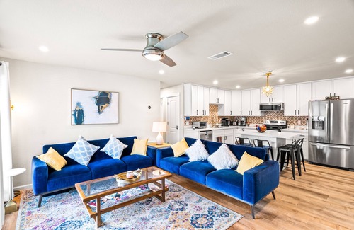 Bonanza House | Casa del Sol: Chic Family Home with Heatable Private Pool & Guest House