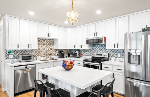 Bonanza House | Casa del Sol: Chic Family Home with Heatable Private Pool & Guest House