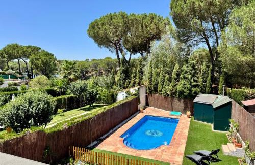 Las Jaras House | Casa familiar junto al Lago de la Encantada con zona de juegos, BBQ y cine