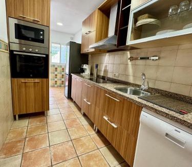 Las Jaras House | Casa familiar junto al Lago de la Encantada con zona de juegos, BBQ y cine